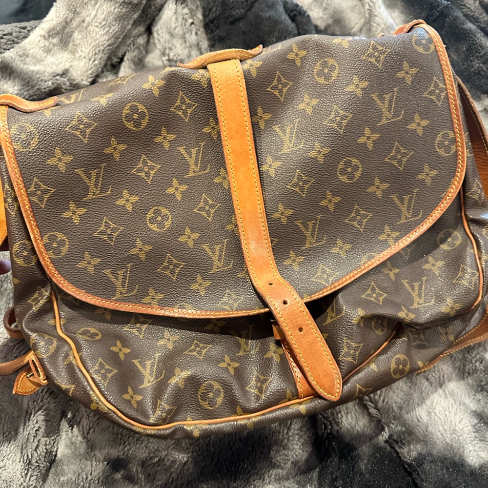 Authentic Louis Vuitton Monogram
Samur 35 Vintage- purchased in Paris